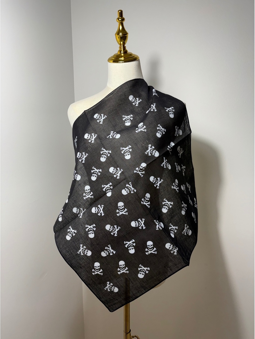 Black Skull and Crossbones Lightweight Scarf - New Without Tags - Picture 3 of 3
